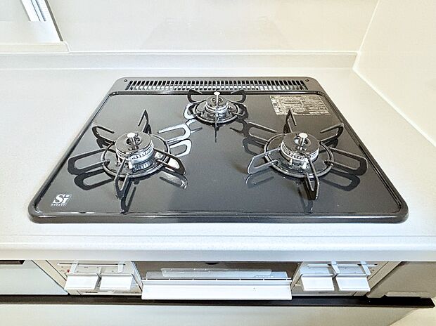 【その他設備(Siセンサーコンロ)】ガスコンロはSiセンサー搭載。火力調節や焦げ付き・消し忘れも防いでくれます。