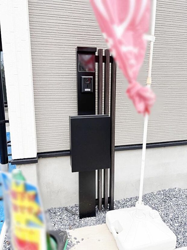 【その他現地】表札・インターホン・ポストをひとつに集約。エントランスになじむシンプルデザイン。