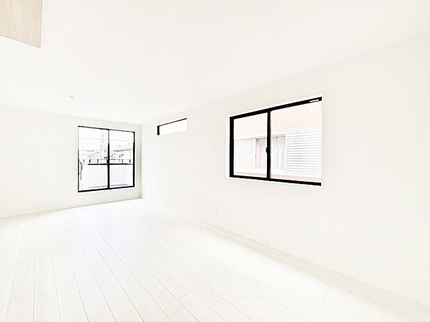 【リビングダイニング】開放感ある広々リビングは明るい陽光が入り込む家族みんなの憩いの空間です！