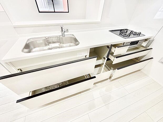 【その他設備(キッチン収納)】収納スペースもたっぷり！広々とした作業スペースで家事もラクラク！