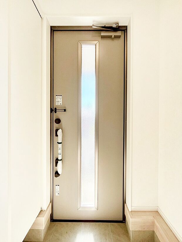 【玄関】玄関ドアにスリッドラインが入っているので光の演出をしてくれます