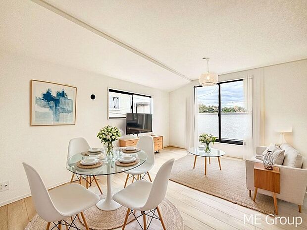 【リビング】ご家族の賑やかな話し声で包まれる明るいリビング  ※家具はCGです