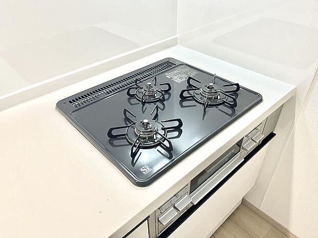 【その他設備(Ｓｉセンサーコンロ)】ガスコンロはＳｉセンサー搭載。火力調節や焦げ付き・消し忘れも防いでくれます。