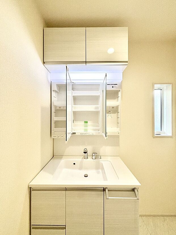 【その他設備(三面鏡裏収納)】三面鏡の裏に、化粧品や衛生用品などを収納可能。洗面台をすっきりと保ちます！