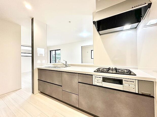 【ダイニングキッチン】料理をしながらでもご家族との会話を楽しめる対面キッチン