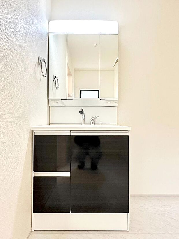 【洗面台・洗面所】大きく見やすい三面鏡で清潔感ある洗面台は、身だしなみチェックや肌のお手入れにおすすめです。