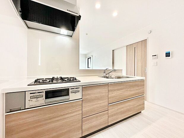 【ダイニングキッチン】リビングで遊ぶお子様を見守りながらお料理ができる対面キッチン。