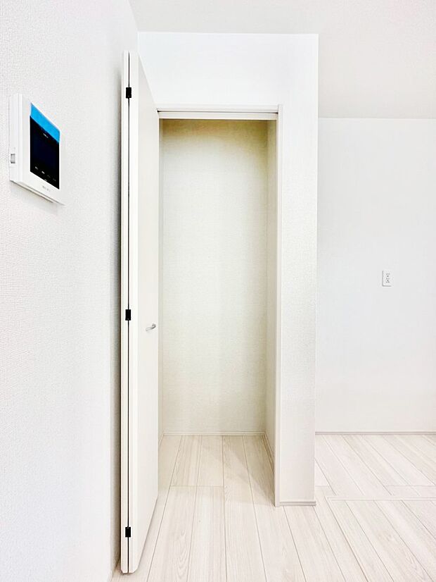 【その他設備(リビング収納)】物が集まりそうなLDKもスッキリ片付きます。