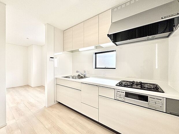 【ダイニングキッチン】爽やかな風が通り抜けるキッチン。窓があるので明るく換気にも役立ちます。