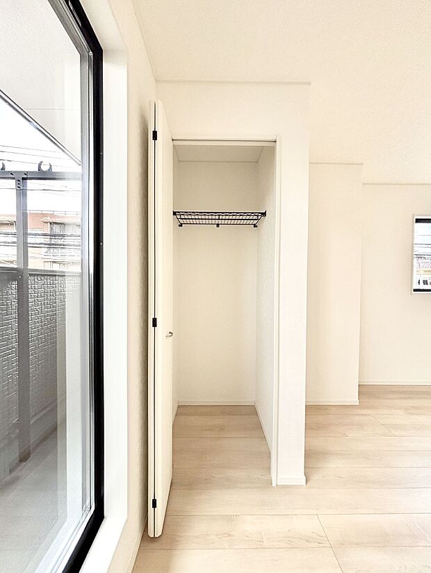 【その他設備(リビング収納)】リビング収納。ここに収納があると物が集まるLDKがスッキリ片付きそうですね。  