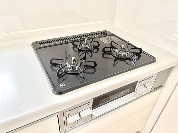 【その他設備(Ｓｉセンサーコンロ)】ガスコンロはＳｉセンサー搭載。火力調節や焦げ付き・消し忘れも防いでくれます。