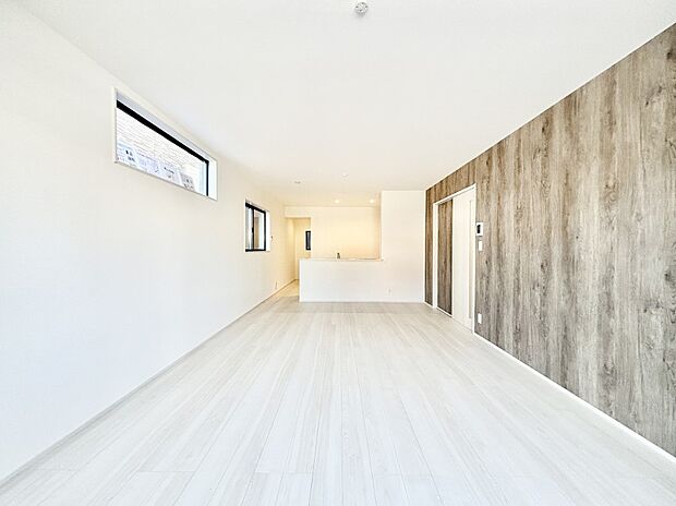 【リビングダイニング】明るい陽光が注ぎ、寛ぎの雰囲気に満たされるリビング・ダイニング。