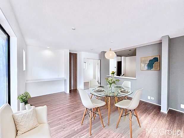 【リビング】ご家族の賑やかな話し声で包まれる明るいリビング  ※家具はCGです