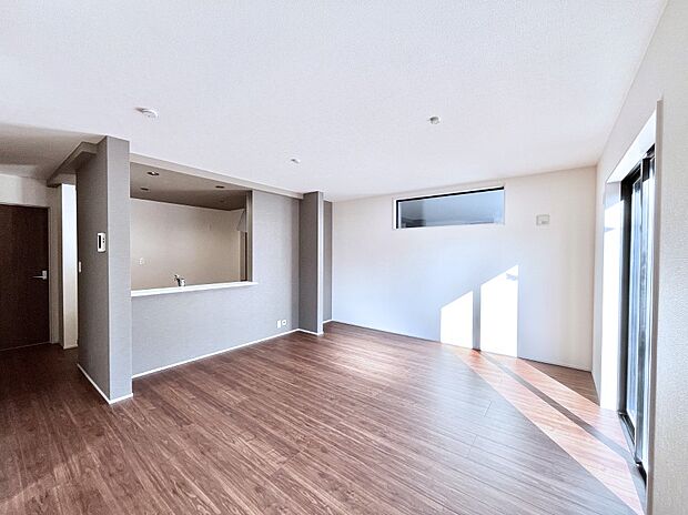 【リビングダイニング】落ち着いた雰囲気のＬＤＫは家族みんなの快適空間  