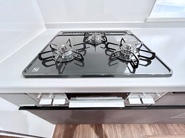 【その他設備(Ｓｉセンサーコンロ)】ガスコンロはＳｉセンサー搭載。火力調節や焦げ付き・消し忘れも防いでくれます。