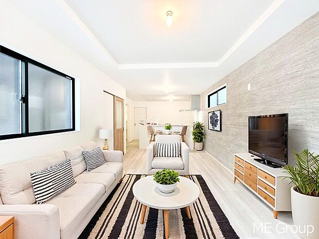 【リビング】家族の和やかな会話が聞こえてきそう。開放感のあるリビングです。※家具はCGです  