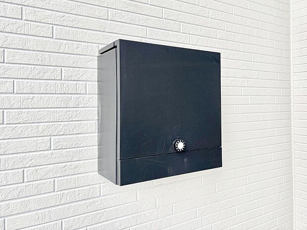 【その他現地】シンプルデザインのポスト。