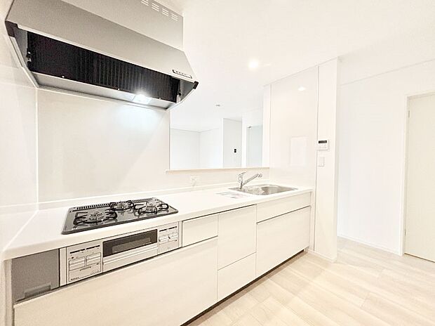 【ダイニングキッチン】ゆとりあるキッチンではご家族と楽しくお料理ができます。