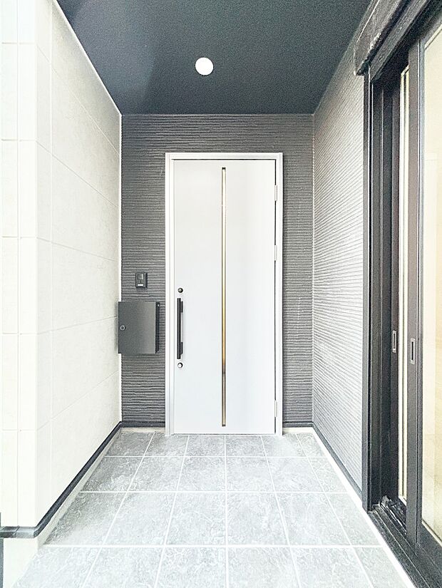 【玄関】玄関前は雨が降っても濡れにくい屋根付き