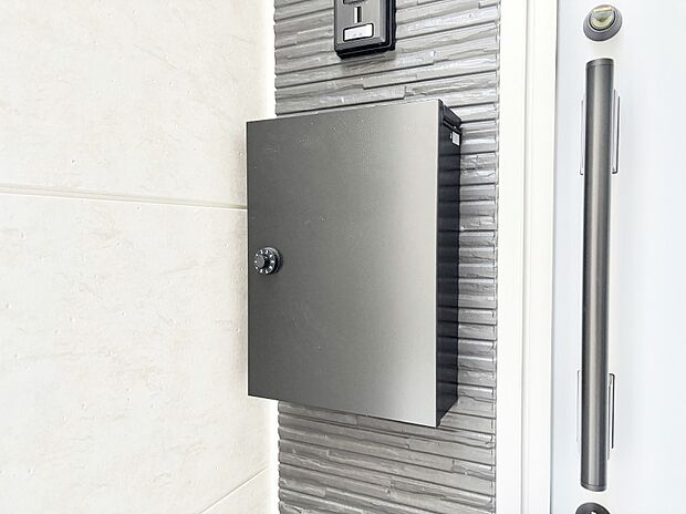 【その他現地】シンプルなデザインのポスト