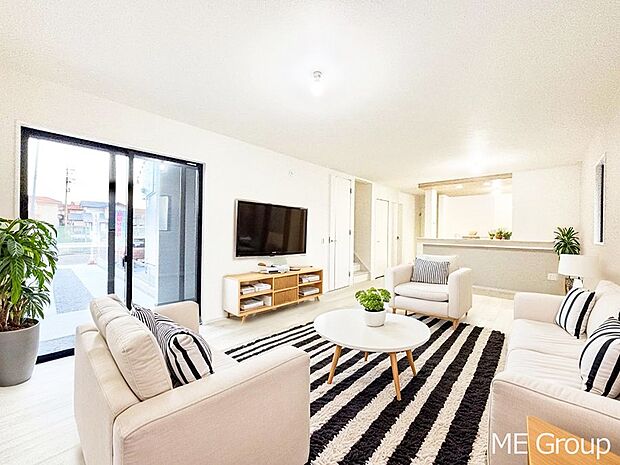 【リビング】大きな窓からたっぷりの陽光と風を感じられるリビング※家具はCGです