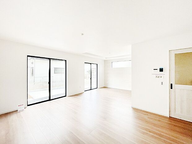 【リビングダイニング】明るい陽光が注ぎ、寛ぎの雰囲気に満たされるリビングダイニング