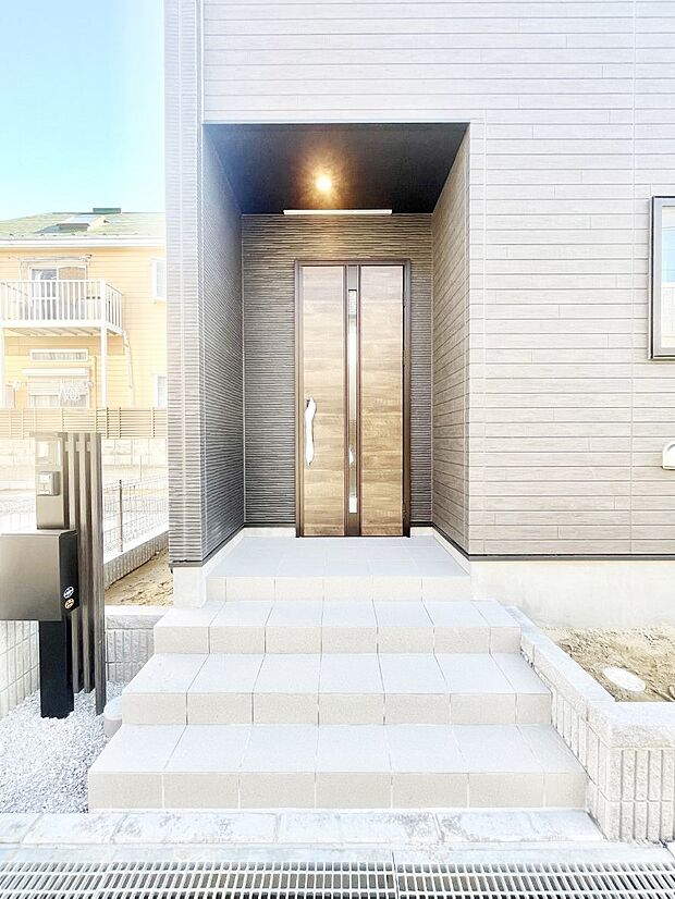 【玄関】玄関前は雨が降っても濡れにくい屋根付き