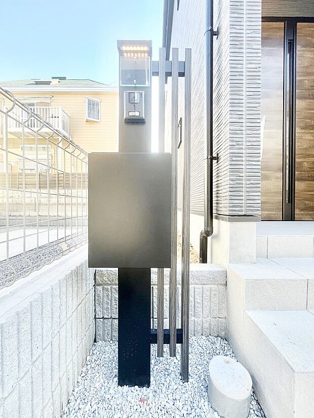 【その他現地】シンプルなデザインのポスト