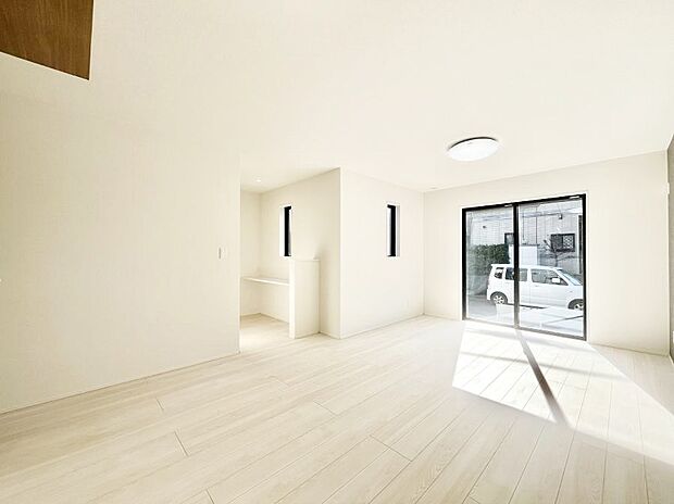 【リビングダイニング】大きな窓からたっぷりの陽光と風を感じられるリビング