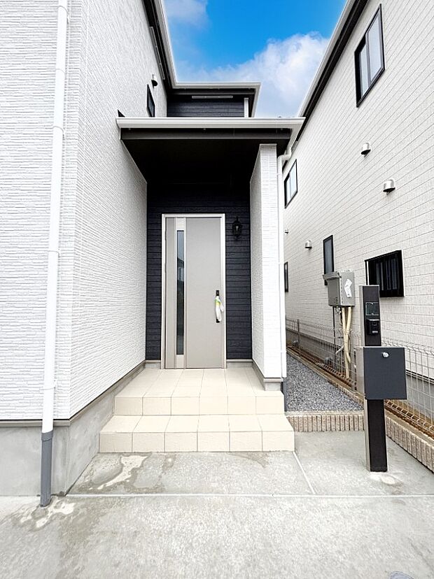 【玄関】シンプルで落ち着いた雰囲気の玄関でご家族やお客様をお出迎え!