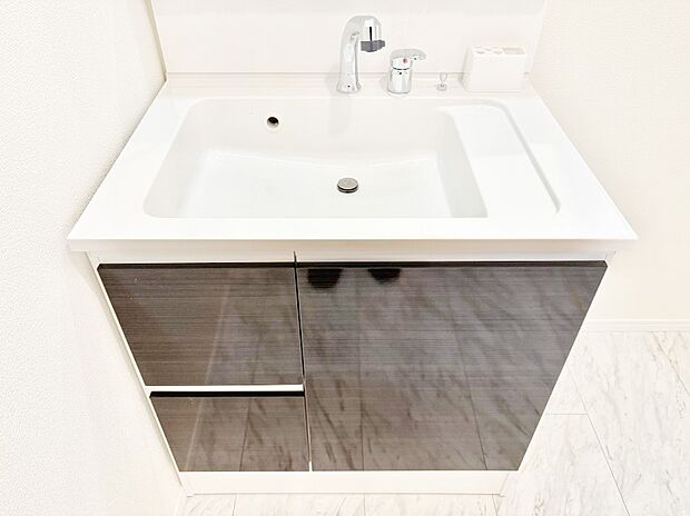 【その他設備(シャワー水栓洗面化粧台)】ハンドシャワー付き!使いやすい洗面台。