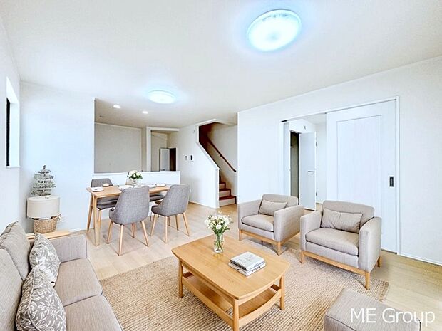 【リビング】ご家族のコミュニケーションが深まるリビング階段を採用したLDK　※家具はCGです