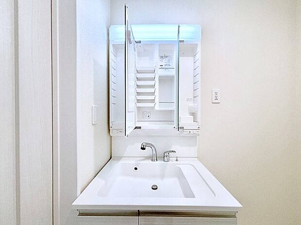 【その他設備(三面鏡裏収納)】三面鏡の裏に、化粧品や衛生用品などを収納可能。洗面台をすっきりと保ちます！