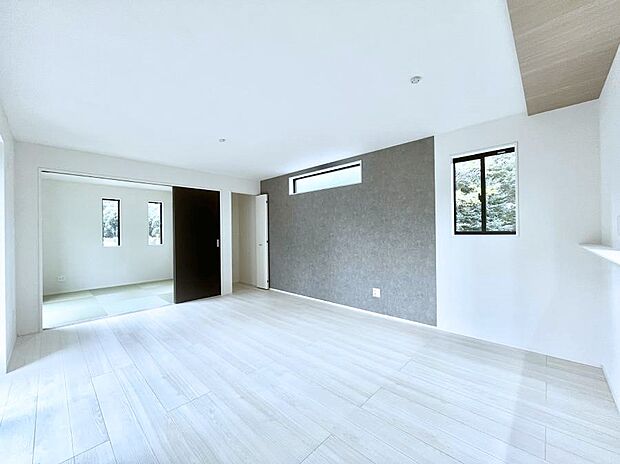 【リビングダイニング】大きな窓からたっぷりの陽光と風を感じられるリビング