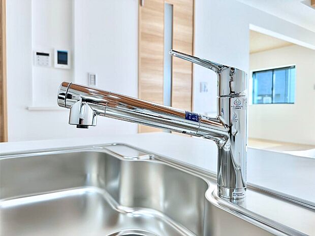 【その他設備(浄水器)】いつでも清潔なおいしいお水を。一つの水栓で水道水と浄水を使い分け。