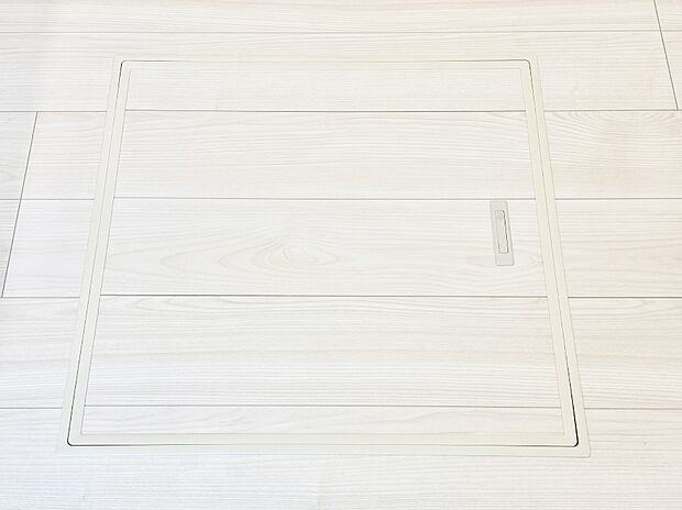 【その他設備(床下収納)】床下収納付き！日用品・非常用品の収納にも大活躍。