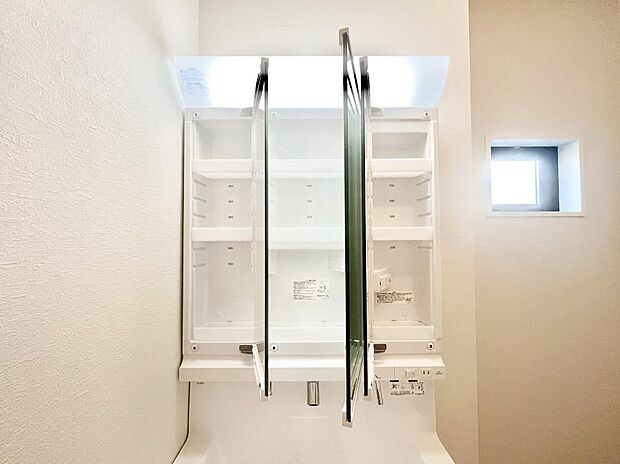 【その他設備(三面鏡裏収納)】三面鏡の裏に、化粧品や衛生用品などを収納可能。洗面台をすっきりと保ちます!