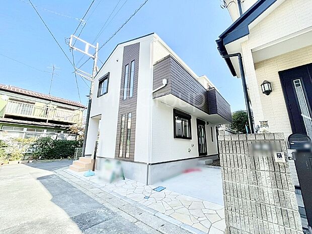 【現地外観写真】洗練された外観、上質な住空間が広がる室内は永く安心して過ごせる住居です。