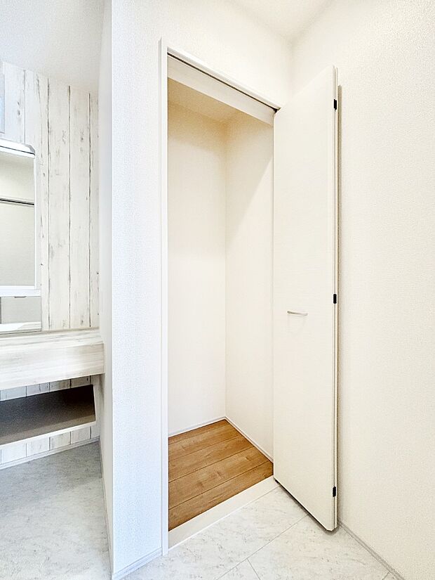 【その他設備(洗面室収納)】散らかりがちなランドリースペースもスッキリ整頓！広々使えて快適ですね