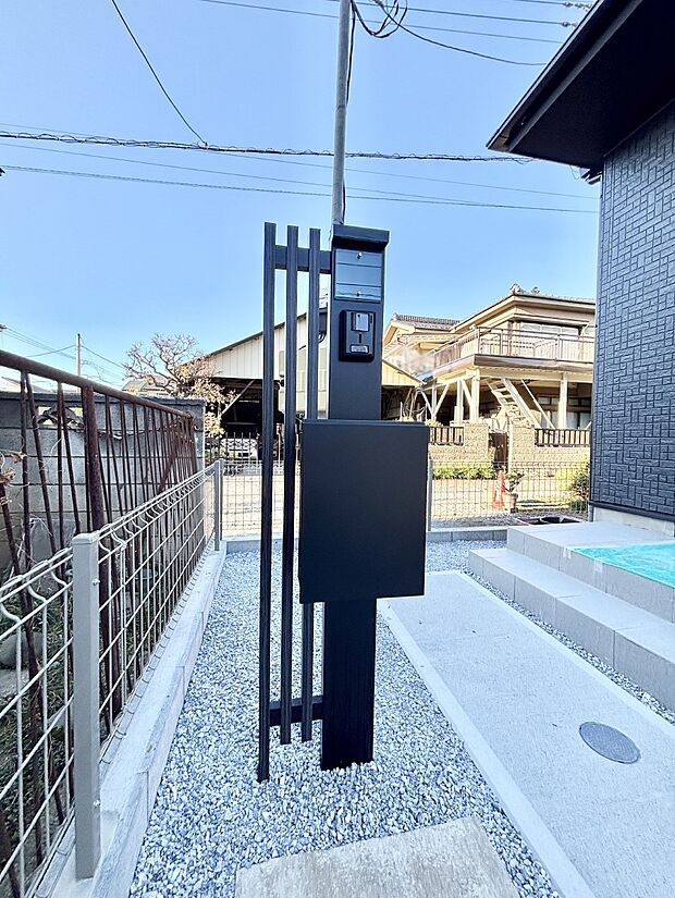 【その他現地】表札・インターホン・ポストをひとつに集約。エントランスになじむシンプルデザイン。