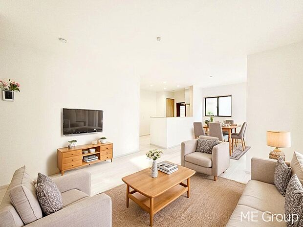 【リビング】ご家族の賑やかな話し声で包まれる明るいリビング  ※家具はCGです