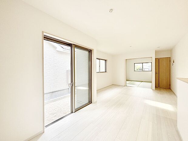 【ダイニング】家族の笑顔が自然と生まれてくる、そんな雰囲気のダイニングに仕上がっています 