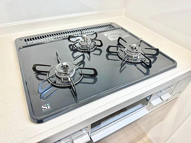 【その他設備(Ｓｉセンサーコンロ)】ガスコンロはＳｉセンサー搭載。火力調節や焦げ付き・消し忘れも防いでくれます。