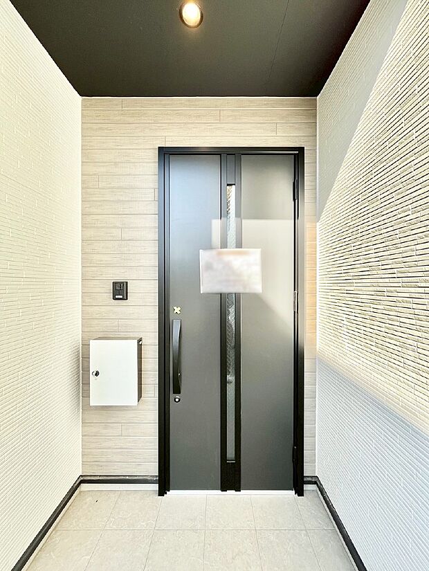 【玄関】住まいの顔を演出する、玄関ドア。 