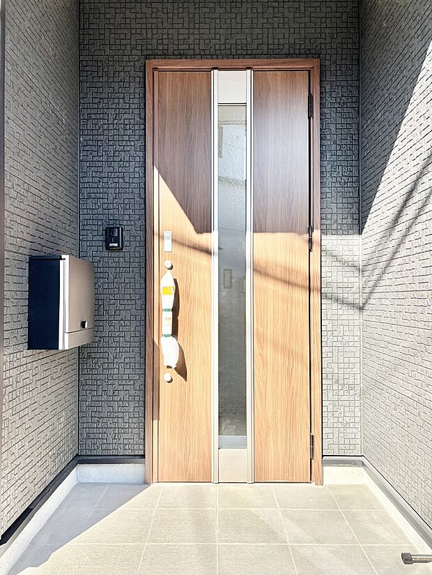 【玄関】大切な家族、来客を出迎える玄関。