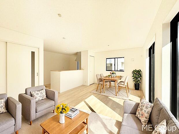 【リビング】大きな窓からたっぷりの陽光と風を感じられるリビング※家具はCGです  