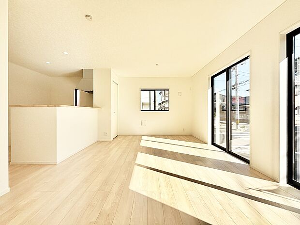 【リビングダイニング】明るい陽光が注ぎ、寛ぎの雰囲気に満たされるリビング・ダイニング。 