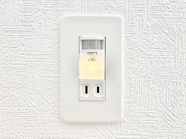 【その他設備(足元灯)】足元灯を設置して安全に配慮しました。