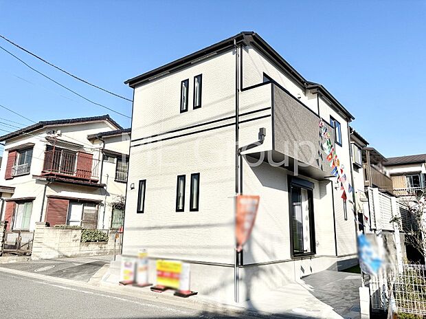 【現地外観写真】暮らしやすさと居心地の良さにこだわったシンプルで飽きのこないデザイン !