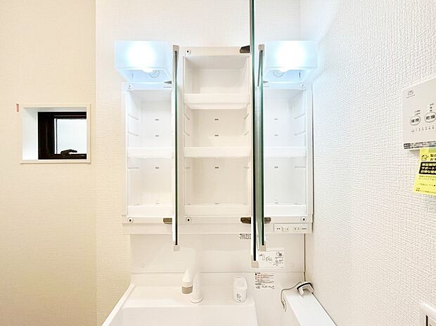 【その他設備(三面鏡裏収納)】三面鏡の裏に、化粧品や衛生用品などを収納可能。洗面台をすっきりと保ちます！